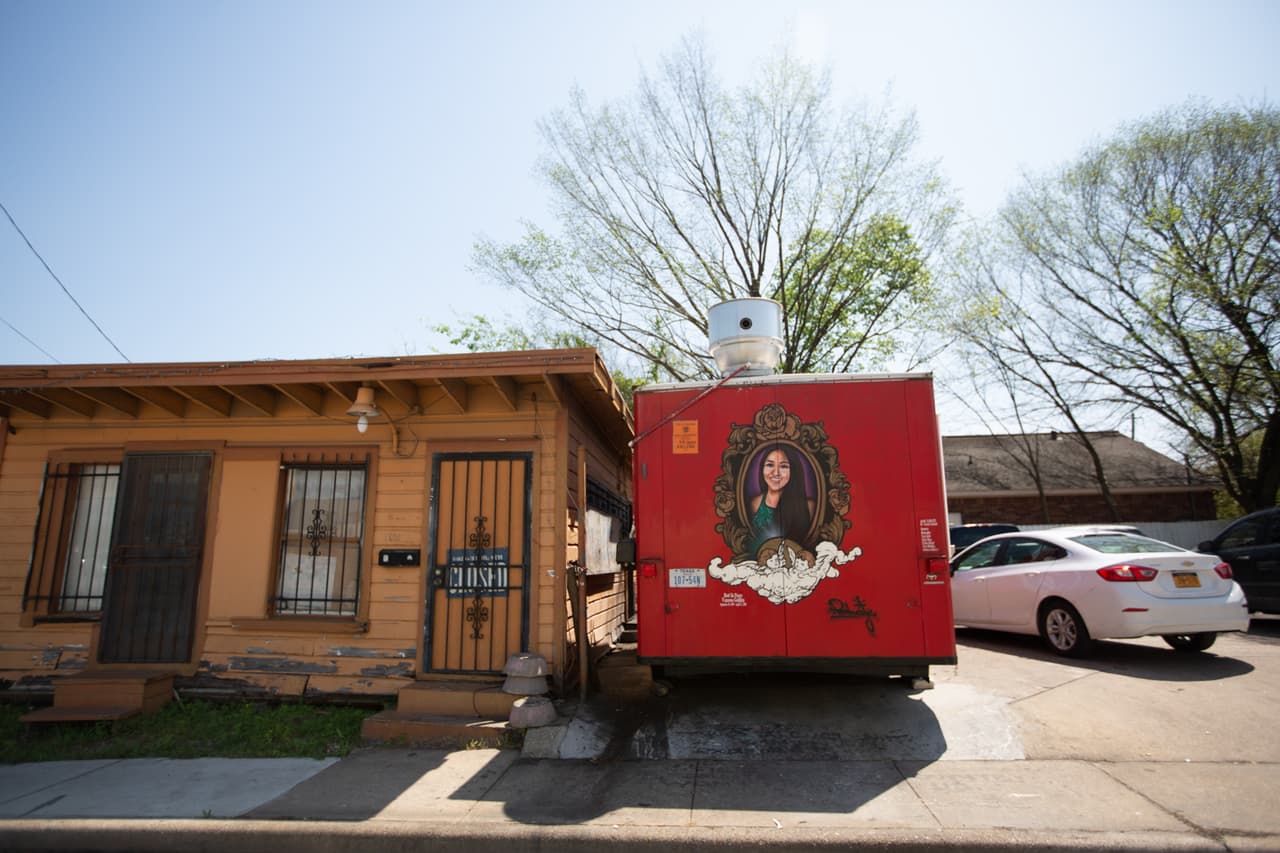 Un mural en la parte trasera de un camión de comida en Houston, Texas, lleva las palabras "Descansa en paz, Vanessa Guillén".