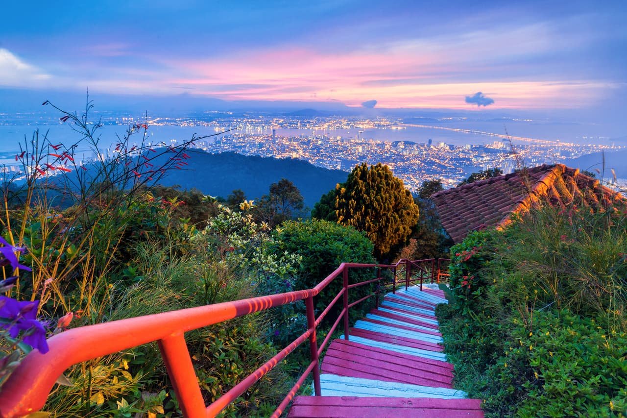 <b>Penang, Malasia</b>
<br>
<br>“La isla de Penang, frente a la costa de Malasia, ha sido una de las favoritas entre los expatriados experimentados durante décadas”, dice International Living. 
<br>
<br>Hace unos años la editorial de guías turísticas Lonely Planet consideró a Penang como el principal destino gastronómico del mundo. Su ubicación en el sudeste asiático hace que sea fácil viajar desde allí a otros paraísos en Bali, Tailandia, Vietnam y Camboya. Una pareja puede vivir una vida lujosa gastando 1,500 dólares al mes, según la publicación.
<br>
