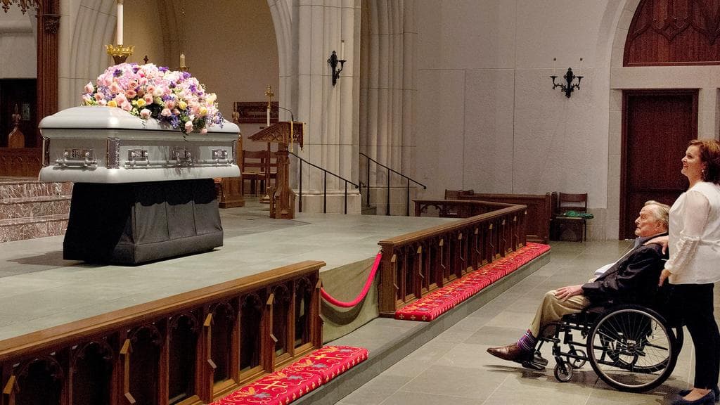 Esta es una de las fotos más conmovedoras del expresidente, en su silla de ruedas frente al féretro de su esposa y compañera de toda la vida, Barbara Bush, quien murió el pasado 21 de abril. 
<a href="https://www.univision.com/noticias/politica/los-calcetines-de-george-bush-en-el-funeral-de-su-esposa-barbara-escondian-un-tierno-homenaje" target="_blank">En sus calcetines, él escondía un tierno mensaje para su mujer</a>.