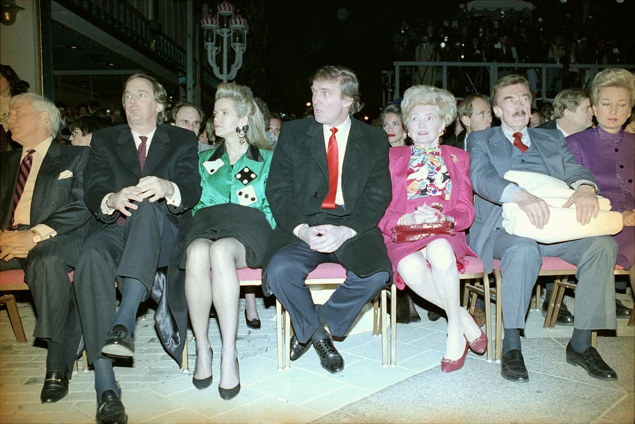 Donald Trump, en el centro, en la inauguración del fallido casino ideado por él, Taj Mahal en Atlantic City, Nueva Jersey, el 6 de abril de 1990. Los padres Mary y Fred, y su hermana, la jueza Maryanne Trump Barry, a la derecha. A la izquierda, el hermano Robert Trump, al lado de su esposa Blaine, de verde. 
<br>
<br>