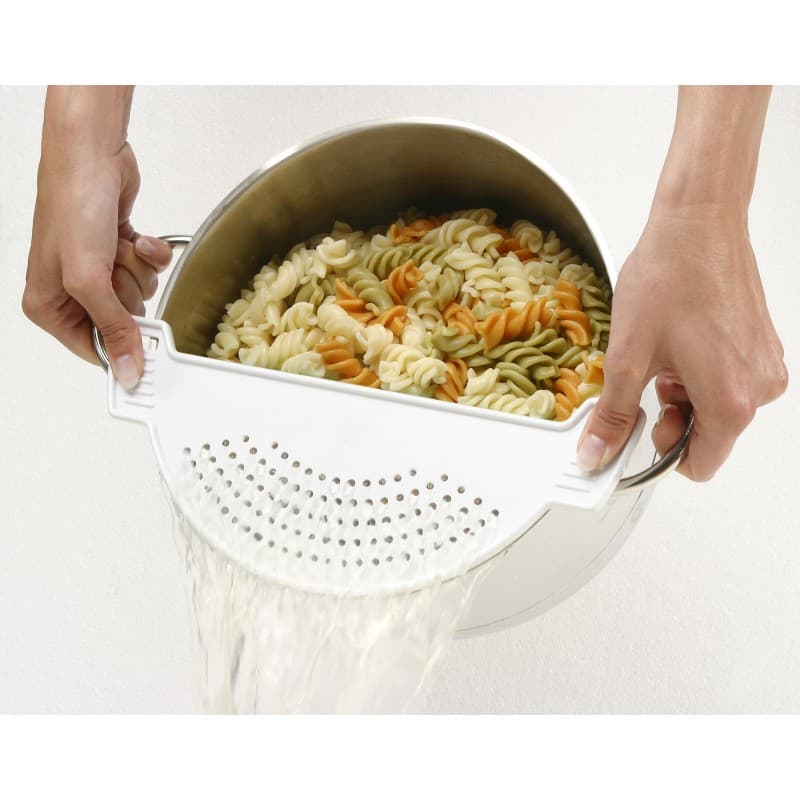 <b>Escurridor:</b> este utensilio te ahorra un paso en la elaboración de cualquier pasta ya que no tienes que cambiarla de olla para escurrirla. Hay de diferentes tamaños para ajustarlo al diámetro de diferentes ollas. | 
<b><a href="http://www.kitchengizmousa.com/">Kitchen Gizmo</a></b> $12.99 dólares