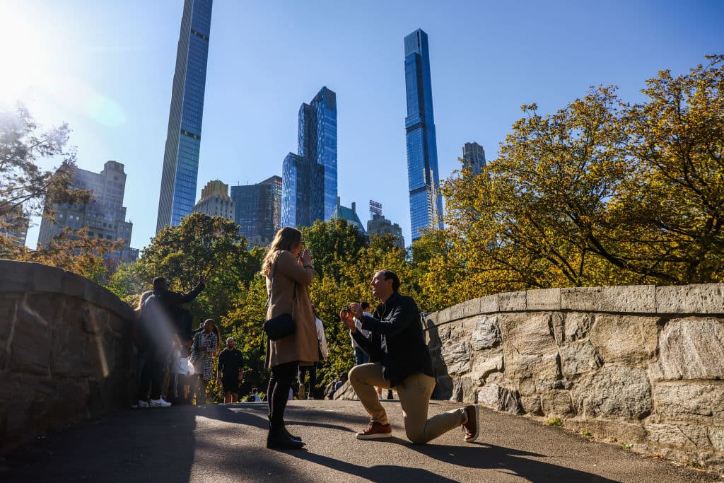 Algunas de 
<b>las experiencias más románticas en NYC,</b> incluso en solitario, son gratis. Basta con caminar por uno de sus parques, o lugares más emblemáticos, como el puente Brooklyn, navegar por el ferry a Staten Island, o caminar por el jardín Shakespeare. Y, si el presupuesto te lo permite, hay otras experiencias que pueden llevar una cita a otro nivel. Aquí tienes una combinación de ellas: gratis y no gratis.
