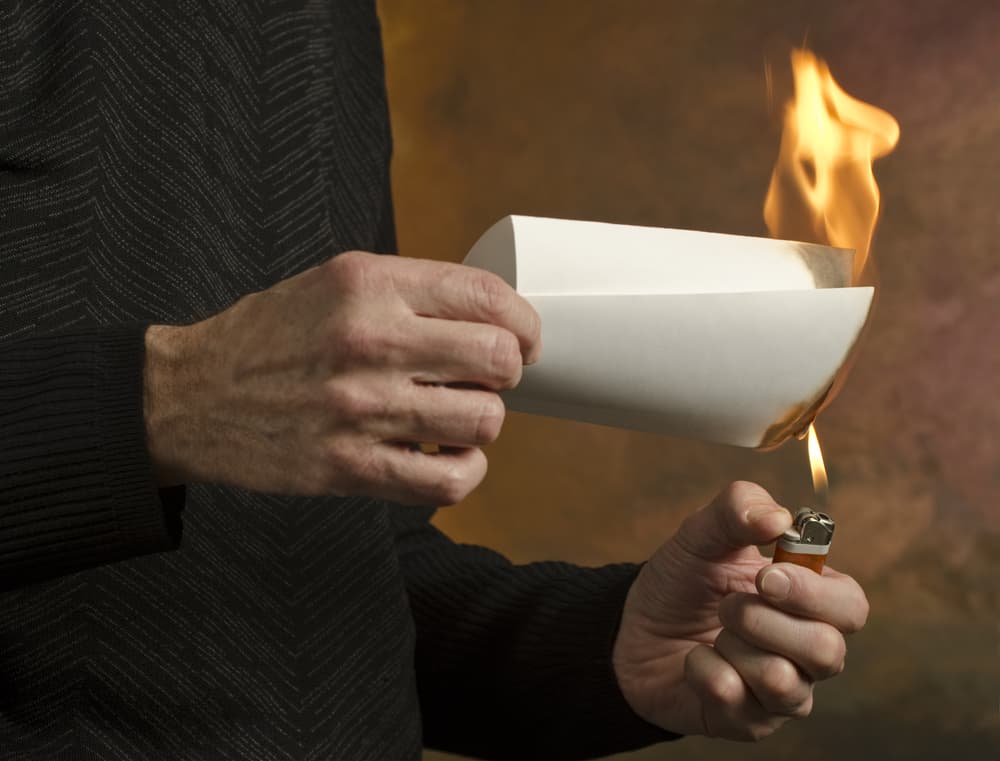 Esa lista que conlleva tu energía mental es todo un acto simbólico, la tendrás en tu casa mientras pasa el huracán y cuando haya pasado la cortarás en varios pedazos significando simbólicamente que ya terminaste con ellas y el huracán se las llevó. Se recomienda recortarlas en siete pedazos que es un número místico y luego deshacerte de ellas, bien tirándolas a la basura, o quemándolas. Una vez terminado el proceso te sentirás relajado y con menos carga mental.