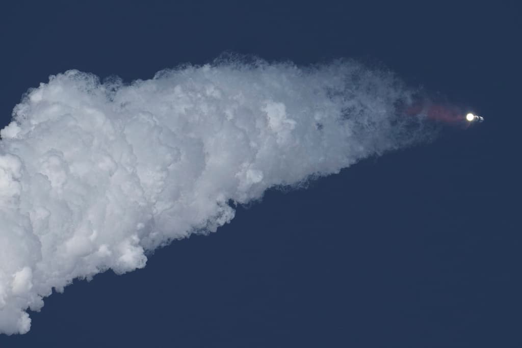<b>Despedida en llamas.</b> Fragmentos ardientes de la nave cayeron sobre Florida tras perder el control y explotar a la vista de miles de expectadores. La falta de empuje en los motores centrales provocó que Starship entrara en un giro incontrolable, dificultando su maniobrabilidad.