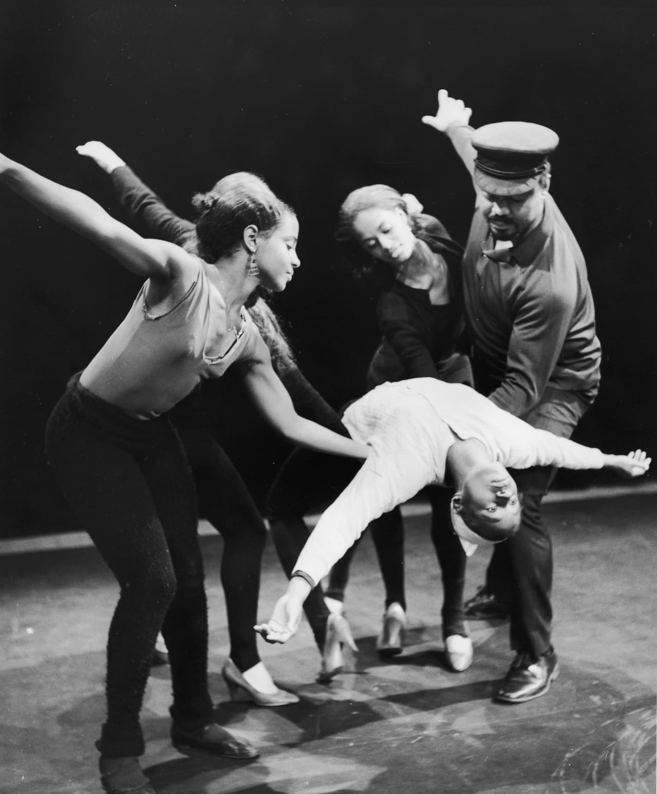 Alvin Ailey, a la derecha de la foto, en una presentación de su compañía 
<a href="https://www.alvinailey.org/" target="_blank">Alvin Ailey American Dance Theater</a> en el festival de Ediumburgo en agosto de 1968.