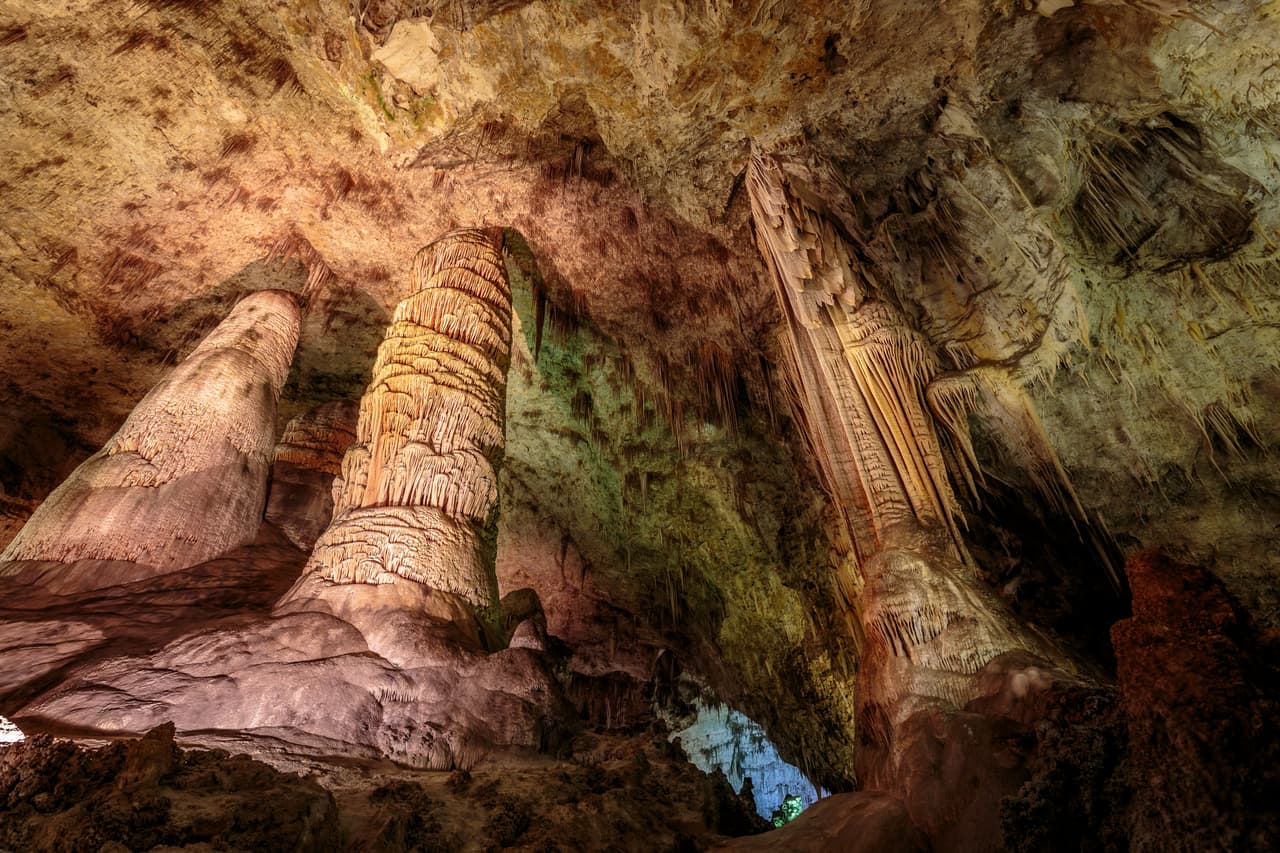 <h3 class="cms-H3-H3">Caverna de Carlsbad, Nuevo México, Estados Unidos</h3>
<br>
<br>En el desierto de Nuevo México se encuentra el Parque Nacional de las Cavernas de Carlsbad. Hay más de 100 cuevas conocidas en el parque. La caverna de Carlsbad, la atracción más popular del parque, se formó hace entre cuatro y seis millones de años.