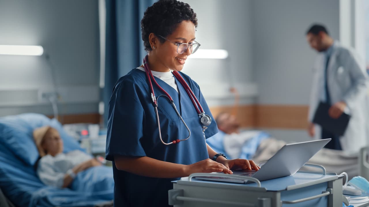 <b>Puesto 2. Enfermeros registrados de práctica avanzada</b>
<br>
<br>Industria: cuidado de la salud
<br>
<br>Salario anual promedio: 111,680 dólares
<br>
<br>Tasa de desempleo: 1.2%
<br>
<br>Proyección del crecimiento para 2030: 52% (114,900 nuevos trabajos)
<br>
<br>Son enfermeros registrados que tienen deberes similares a los médicos y brindan atención primaria y especializada. Para ejercer este empleo se necesita una maestría de un programa acreditado.