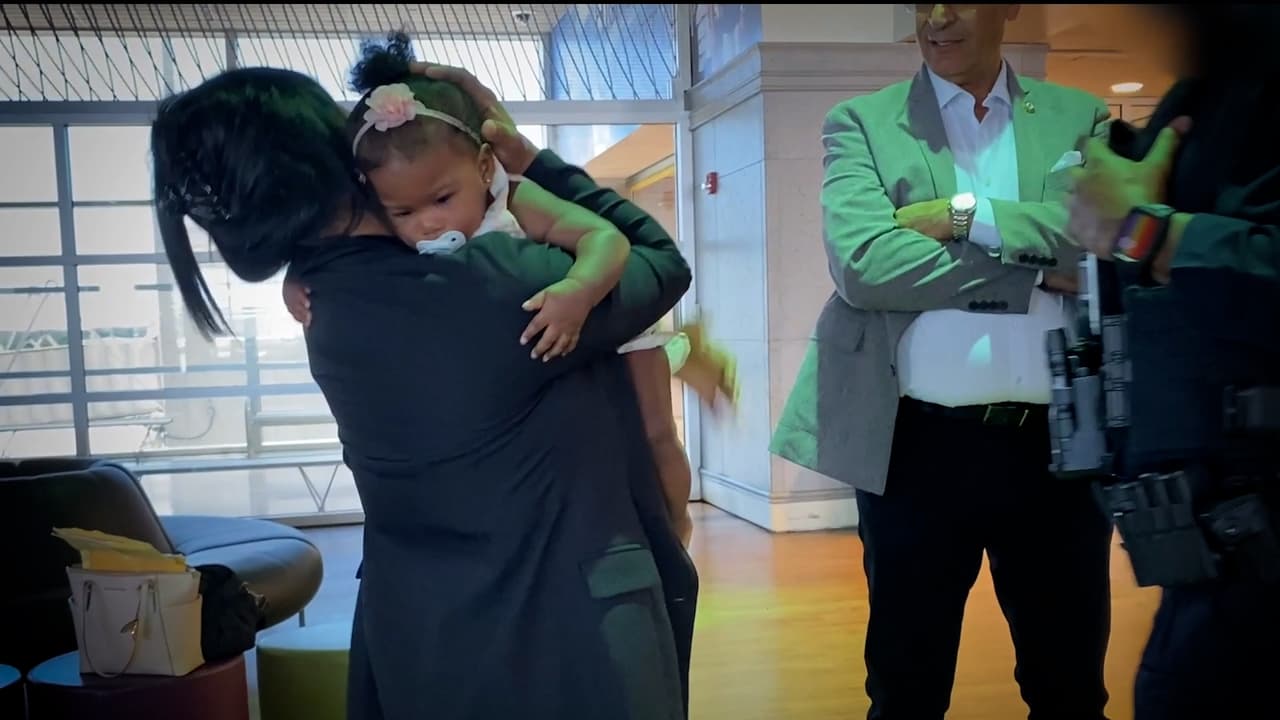 La madre de la niña durmió mal, comió poco, reclamó incesantemente a las autoridades y estuvo desorientada, pero afortunadamente encontró ayuda de dos concejales de Paterson: Álex Méndez y Luis Vélez. 
<br>