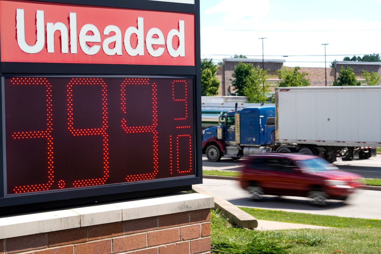🔴 
<b>Precios de la gasolina: -7.7% en julio frente a junio</b>
<br>
<br>El mes pasado el acelerado avance de los precios dio algo de alivio. Esto especialmente por un descenso de los precios de la gasolina. Pero en general, la inflación en el país sigue muy cerca del máximo de cuatro décadas alcanzado en junio.