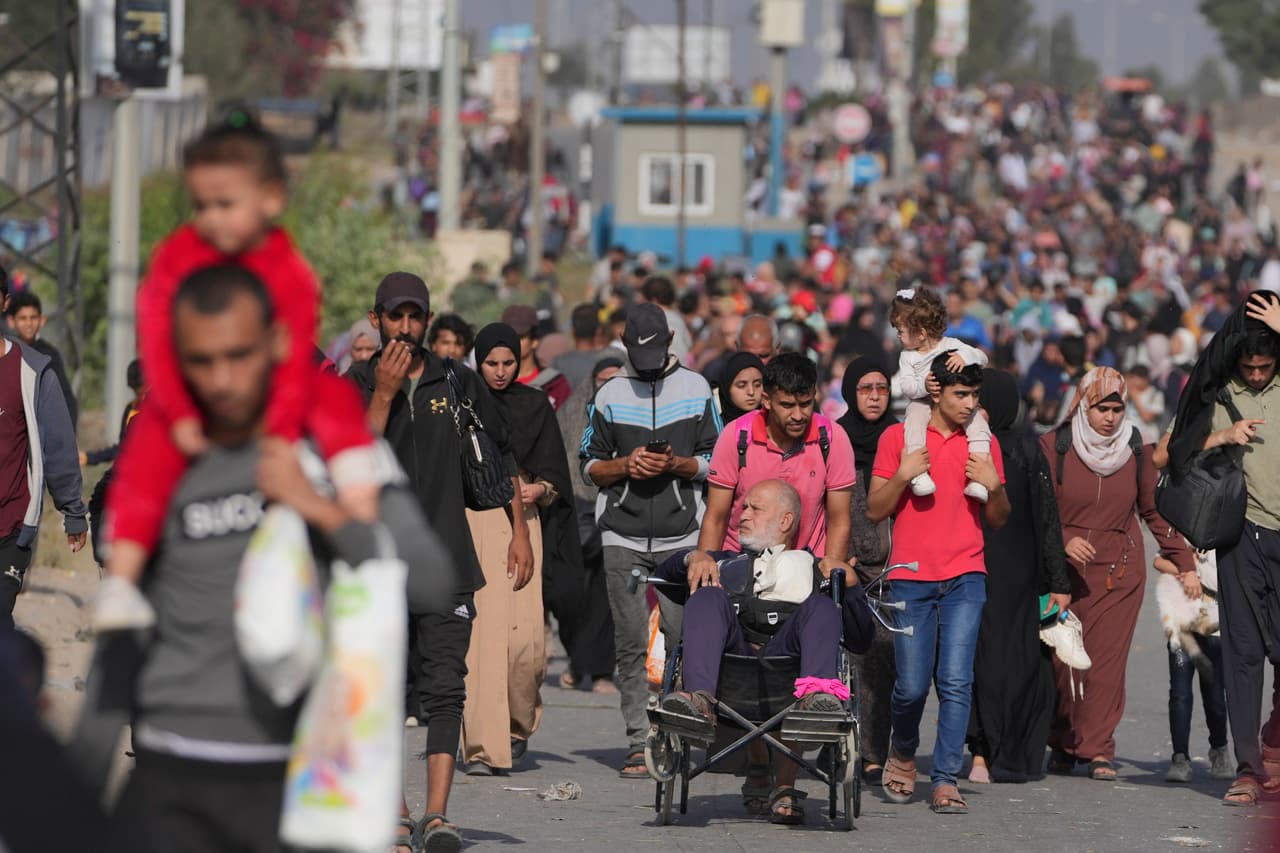 Masivo éxodo palestino: decenas de miles huyen a pie de Ciudad de Gaza en medio de bombardeos y combates
