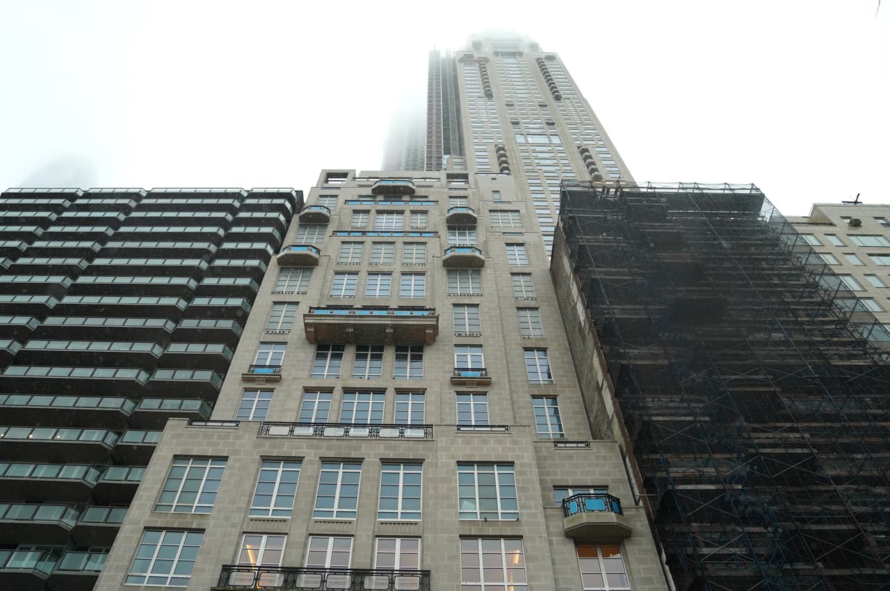 <b>Puesto 1.</b> 
<b>Penthouse en el 220 Central Park South, Nueva York: 238 millones de dólares.</b> Este inmenso departamento de cuatro niveles y 24,000 pies cuadrados del icónico rascacielos del Central Park también fue adquirido por Ken Griffin, de Citadel. La venta de este inmueble, a mediados de 2019, representa un récord para propiedades residenciales en el país.