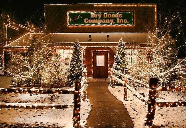 <b>Greensburg</b>. Cada año, Greensburg es el hogar de Overly's Country Christmas, que es un pueblo navideño tradicional para caminar con luces festivas, golosinas, paseos en carruajes y caballos, villancicos navideños y, por supuesto, Santa Claus.
<br>
<br>
<b><a href="https://goo.gl/maps/6QqWGUQjLzakqngKA">Cómo llegar</a></b>
