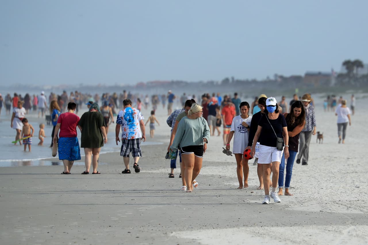 Aunque la orden indica que las personas solo podrán asistir a esos lugares para llevar a cabo actividades esenciales manteniendo la distancia social, esto no es precisamente lo que demuestran algunas de estas imágenes. 
<br>