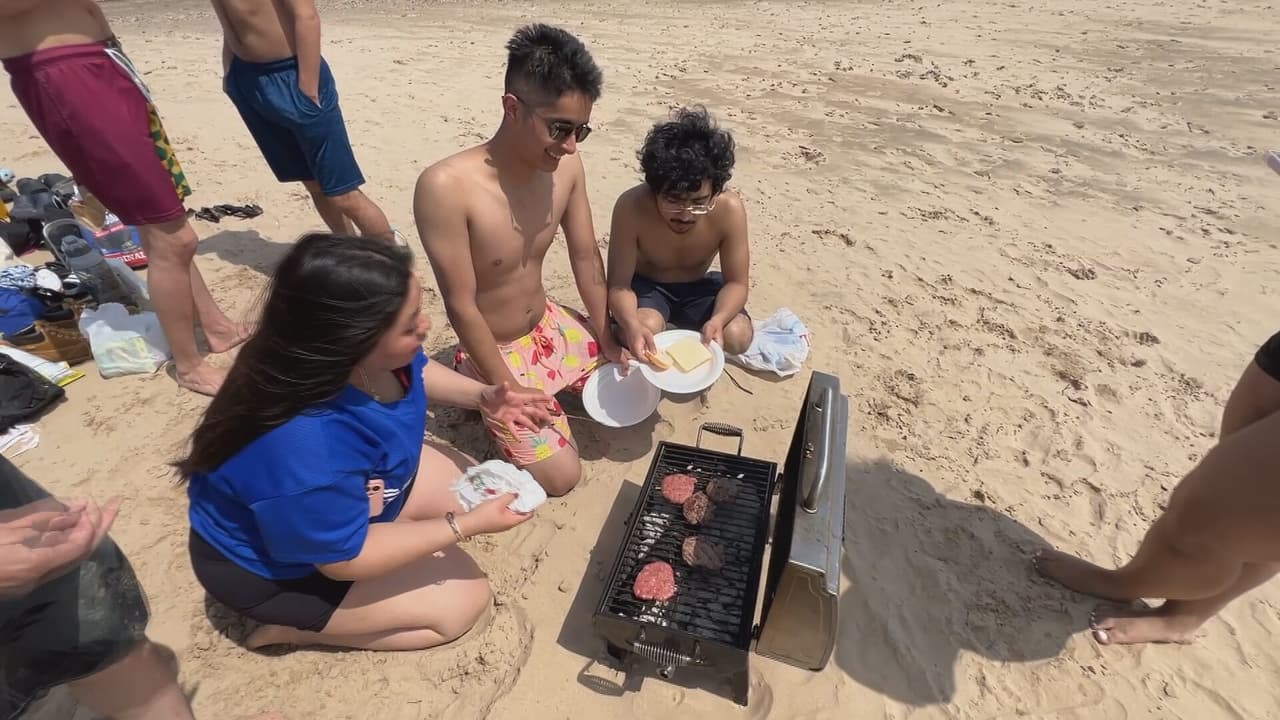 Angela Tavares, estudiante, expresó su emoción por ver el sol tras varios días nublados, aunque reconoció que la falta de vigilancia genera preocupación.