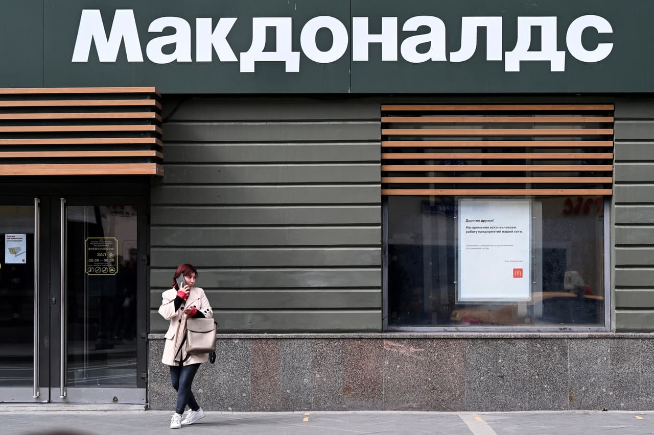 El gigante de la comida rápida reportó en su informe de ganancias más reciente que cerrar sus restaurantes en Rusia le había costado 127 millones de dólares el último trimestre. McDonald's cierra así sus casi 850 restaurantes en Rusia, que emplean a 62,000 personas, y marca el fin de una era. 
<br>