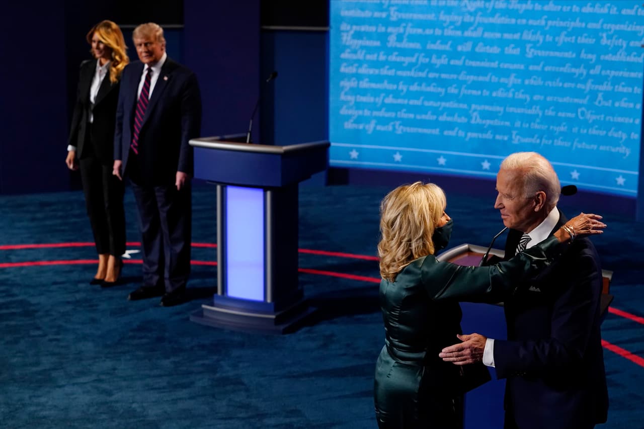 <b>29 de Septiembre.</b> Los asistentes al debate fueron todos examinados, incluyendo Hope Hicks, la consejera del presidente que dio positivo al covid-19 al día siguiente de ese evento y que había estado muy cerca de Trump. En la foto Trump y su esposa Melania (también contagiada) al final del debate, muy cerca de los Biden. El médico del candidato presidencial demócrata informó el viernes que él y su esposa dieron negativo en la prueba de covid-19.