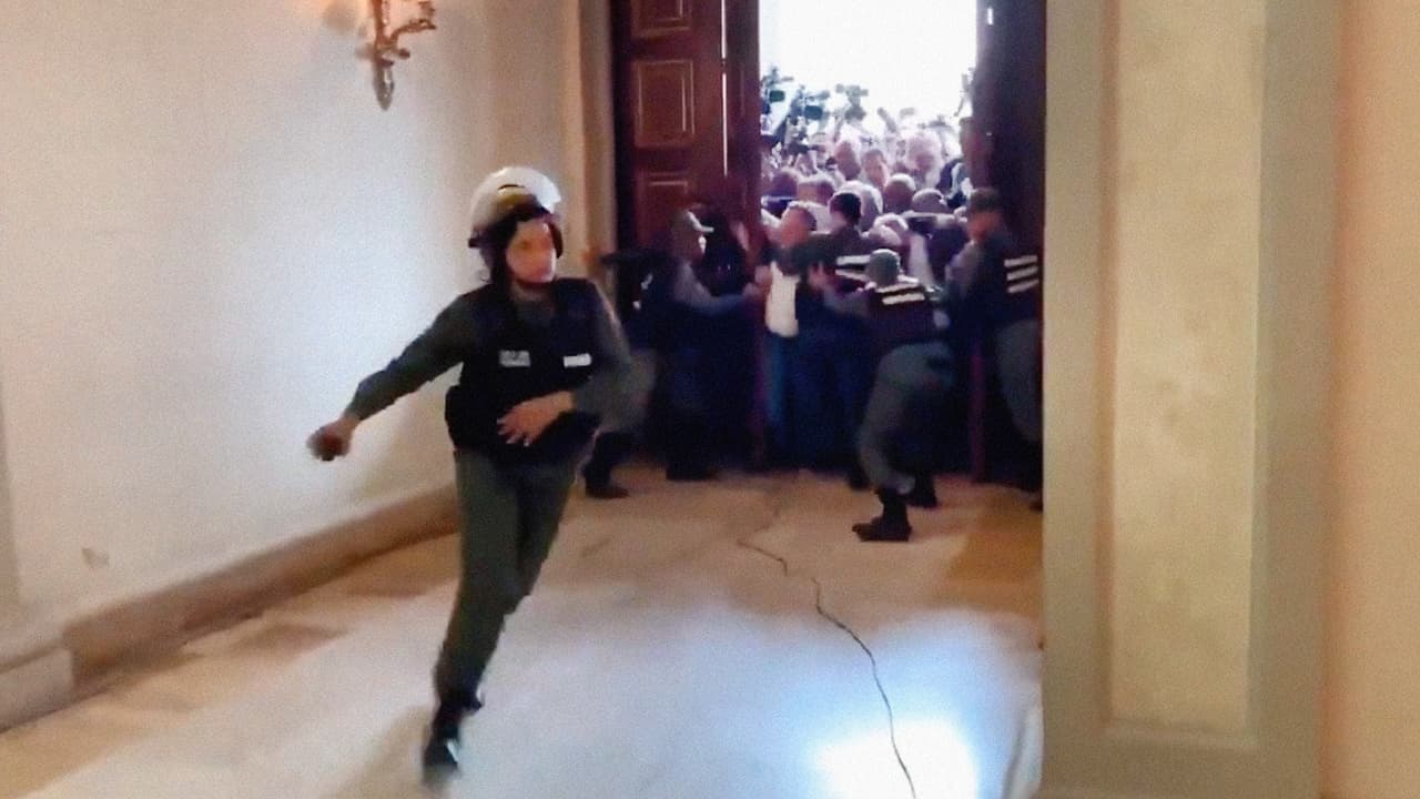 El día anterior se había instalado una directiva paralela integrada por desertores del bloque opositor y diputados chavistas. En esta imagen el momento en que la multitud de diputados lograron abrir la puerta principal del parlamento.