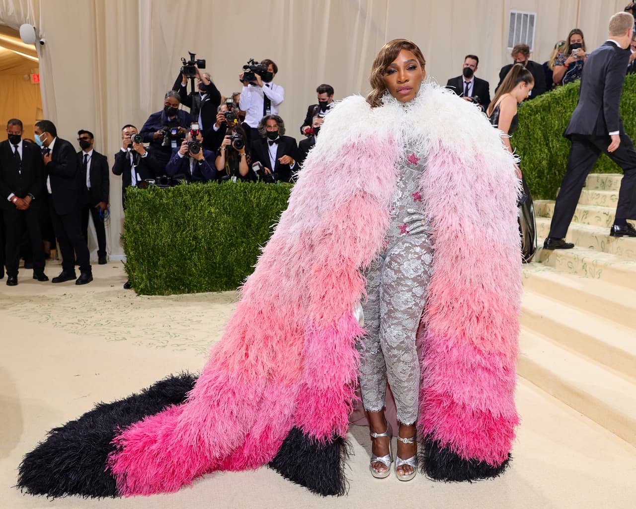 De los deportes a la moda. La tenista 
<b>Serena Williams</b> modeló un conjunto de Gucci. El gigantesco abrigo de plumas en tonos degradados a la par con un body de encaje plateado hicieron que todos quisieran captar los detalles de su atuendo.