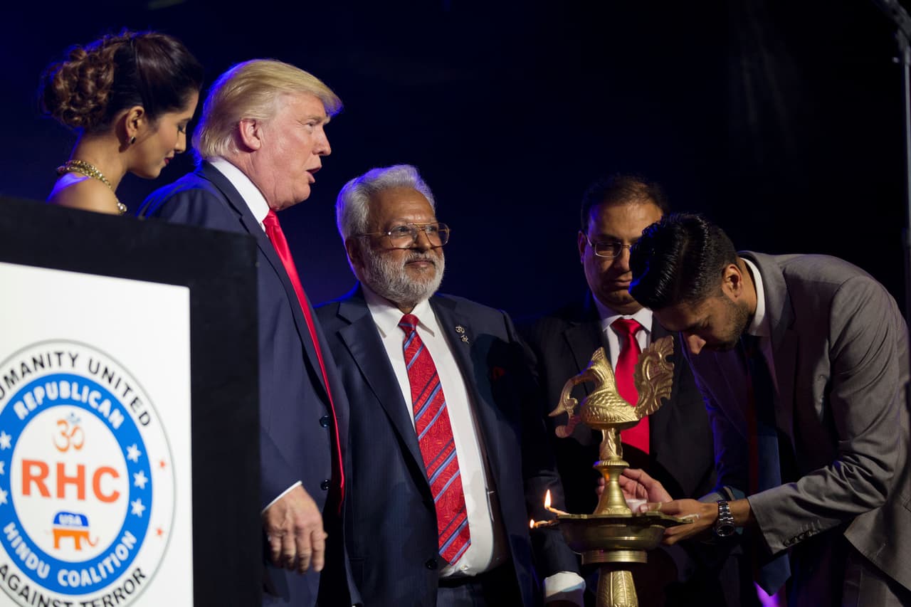 <b>El lado étnico de Trump - </b>Donald Trump se unió a la ceremonia de la iluminación de la vela 'Diva' durante un evento de recaudación de fondos contra el terrorismo, organizado por la Coalición Republicana Hindú. 
<b><a href="https://www.washingtonpost.com/news/worldviews/wp/2016/10/27/trump-speaks-hindi-with-a-new-york-accent-in-a-new-campaign-ad/?utm_term=.05d961782ce6" target="_blank">Trump realizó un comercial en el que usó estas imagenes y hasta se atrevió a hablar hindi</a></b>, utilizando una adaptación del lema del primer ministro indio Narendra Modi: "El gobierno ahora triunfará".