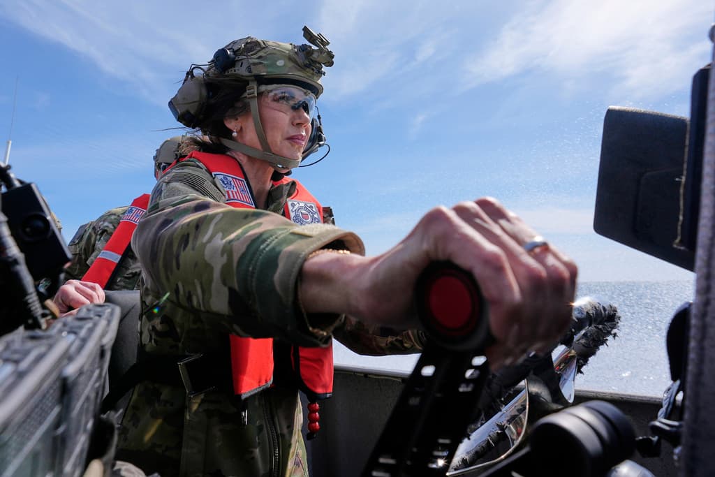 El ejercicio llevó a la Secretaria de Seguridad Nacional a capitanear un bote pequeño de la Guardia Costera.