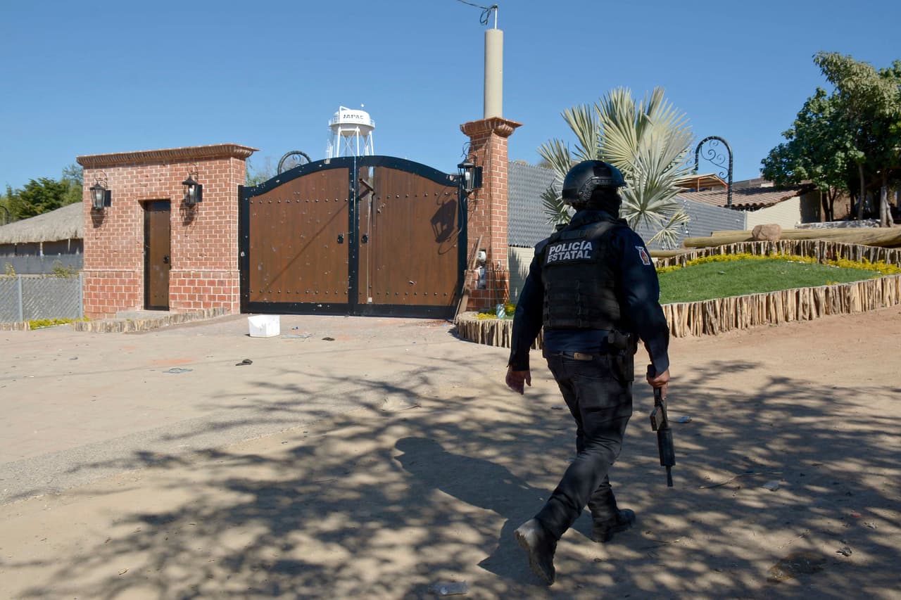 Con rastros de sangre, cientos de casquillos y poco más de una decena de vehículos blindados con impactos de bala quedó la casa donde fue 
<a href="https://www.univision.com/noticias/sucesos/detienen-ovidio-guzman-hijo-del-chapo-cartel-de-sinaloa-culiacan">detenido Ovidio Guzmán</a>, uno de los hijos de Joaquín 'El Chapo' Guzmán, en Sinaloa, en el norte de México.