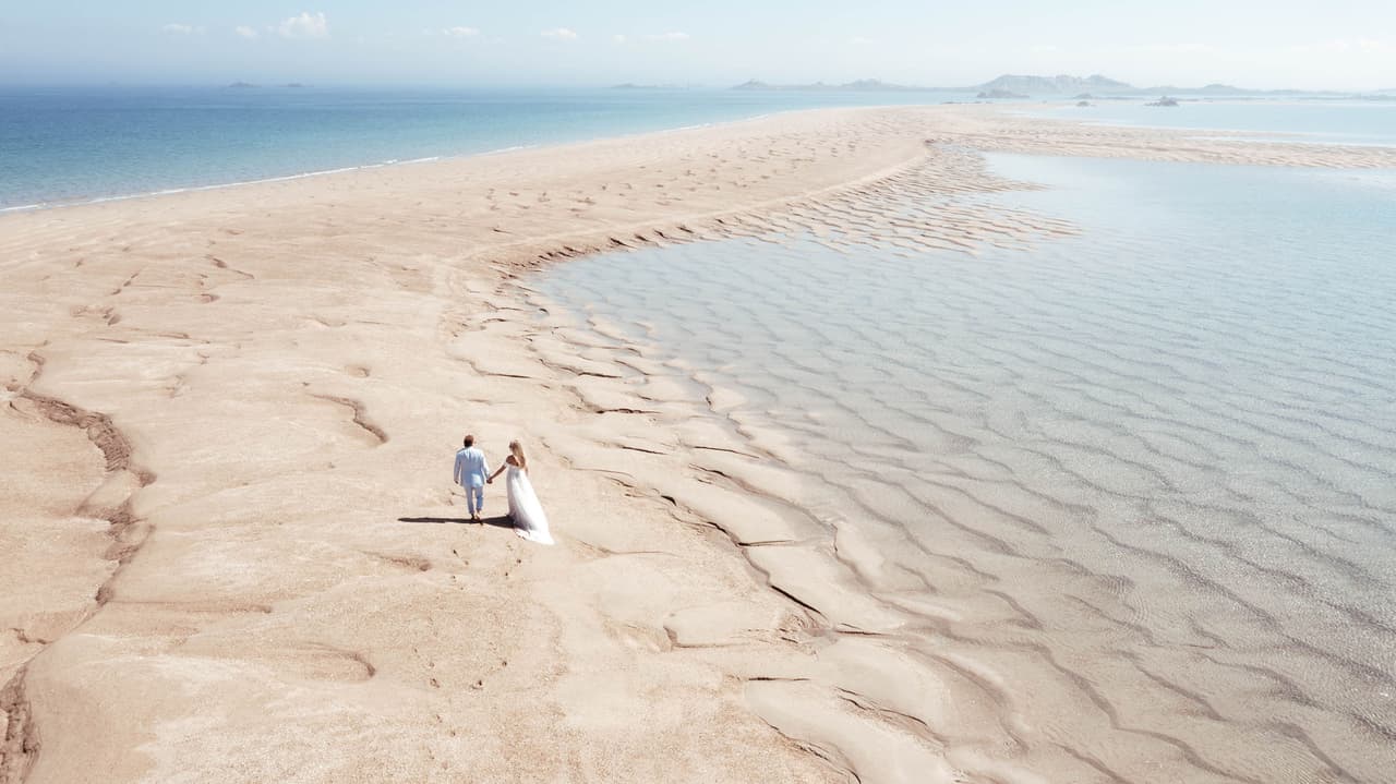 La pareja camina por la arena blanca de una isla virgen, otra imagen finalista en la categoría ‘desde arriba’.