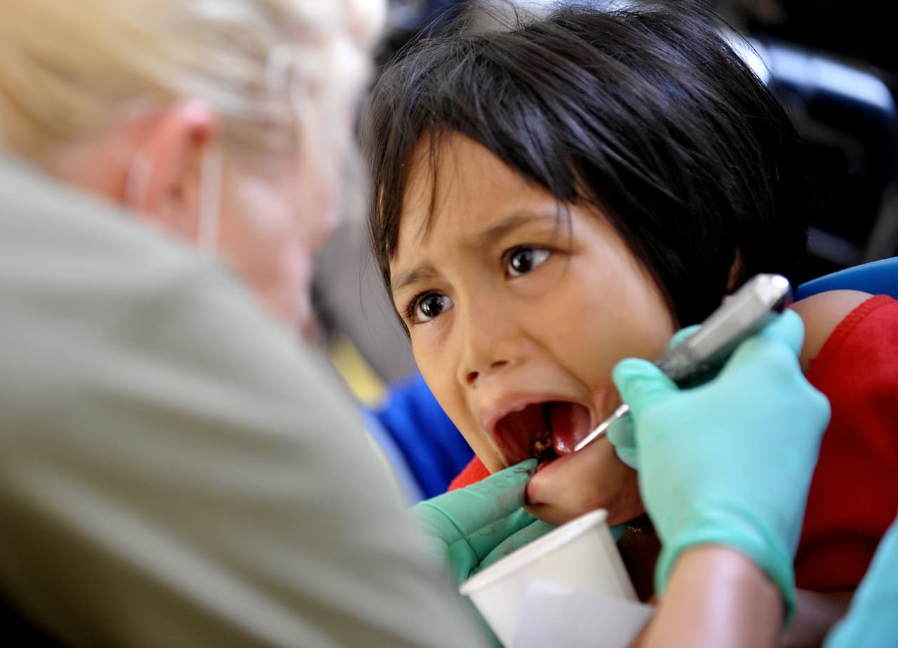 Por qué hay que cuidar los dientes de leche de tus hijos aunque se les vayan a caer