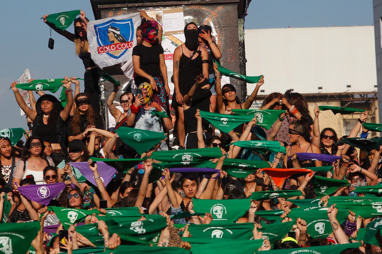 La canción iba a ser estrenada en octubre, contaron sus integrantes a El País. Pero ello fue postergado por las masivas manifestaciones en contra del modelo económico que se desataron ese mes. 
<b>Las protestas dieron un nuevo ímpetu a las letras de 'Un violador en tu camino', pues en ellas se han denunciado abusos en contra de las mujeres por parte de las fuerzas del orden.</b> “Muchas mujeres detenidas en las protestas dejan ver cómo los carabineros y el Estado usan la violencia sexual para sembrar miedo y que las mujeres no se expresen y ejerzan su derecho a protestar”, dijeron a ese diario.