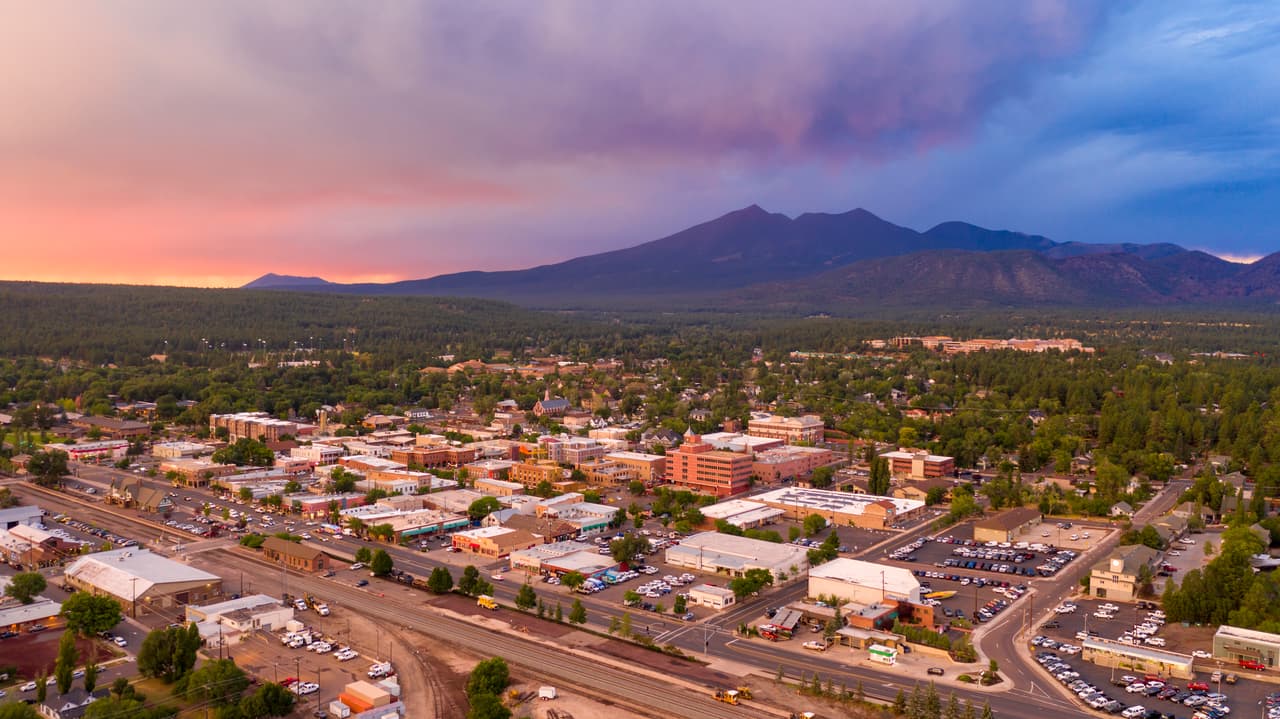 <h2 class="cms-H2-H2">1. Flagstaff, Arizona</h2>
<br>
<br>💵 
<b>Salario mínimo por hora a partir del 1 de enero de 2023:</b> $16.80
<br>