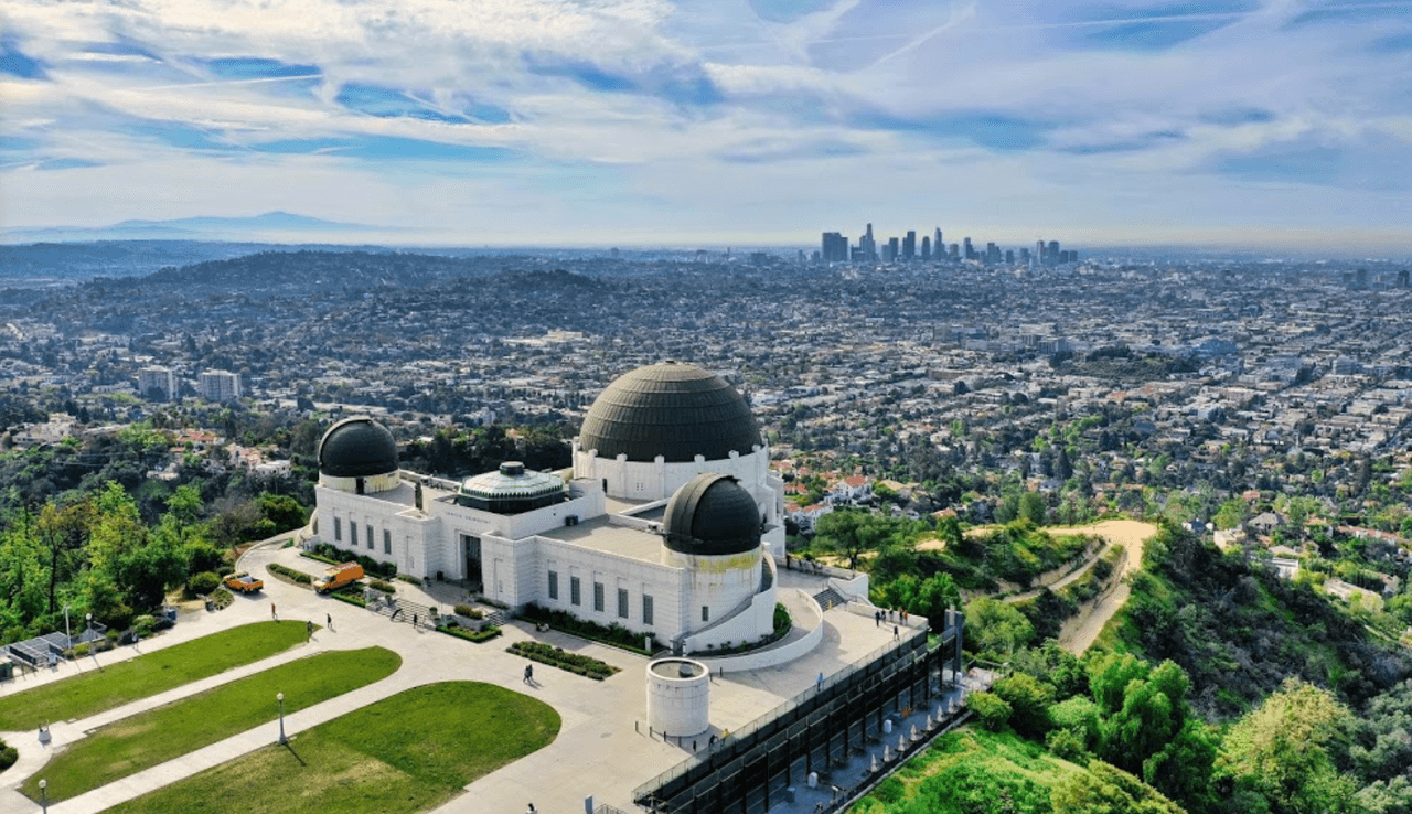 <b>Griffit Observatory</b>
<br>2800 E Observatory Rd, Los Angeles, CA 90027.
<br>Horario: 
<br>Jueves y Viernes: 12 pm a 10 pm
<br>Sábado y Domingo: 10 am a 10 pm
<br>Entrada: gratis. Debes tener en cuenta que siendo un edificio del condado, 
<b>debes usar máscaras en interiores</b> debido a medidas sanitarias por el coronavirus.