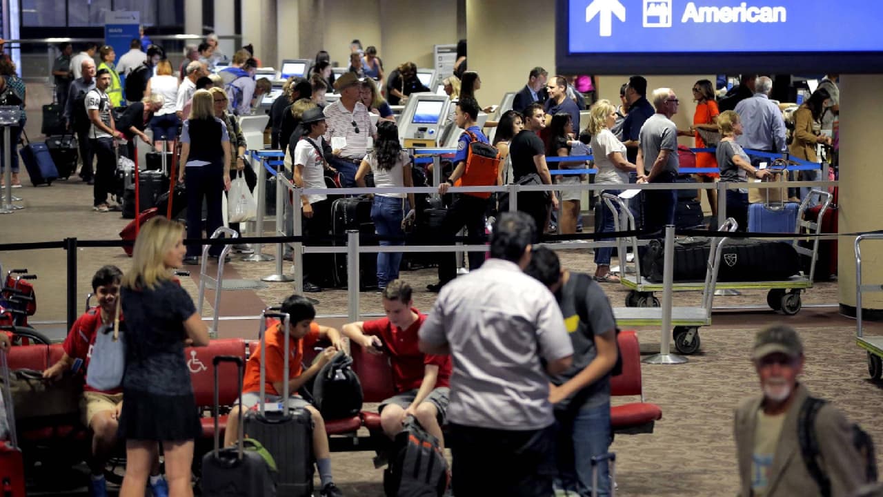 Vuelve a verificar lo que hay en tus maletas la noche anterior a tu vuelo. Asegúrate de evitar llevar contigo alguno de los artículos prohibidos por la Administración de Seguridad en el Transporte (TSA). Para conocer la lista completa 
<a href="https://www.tsa.gov/travel/security-screening/whatcanibring/all" target="_blank">revisa este enlace</a>.