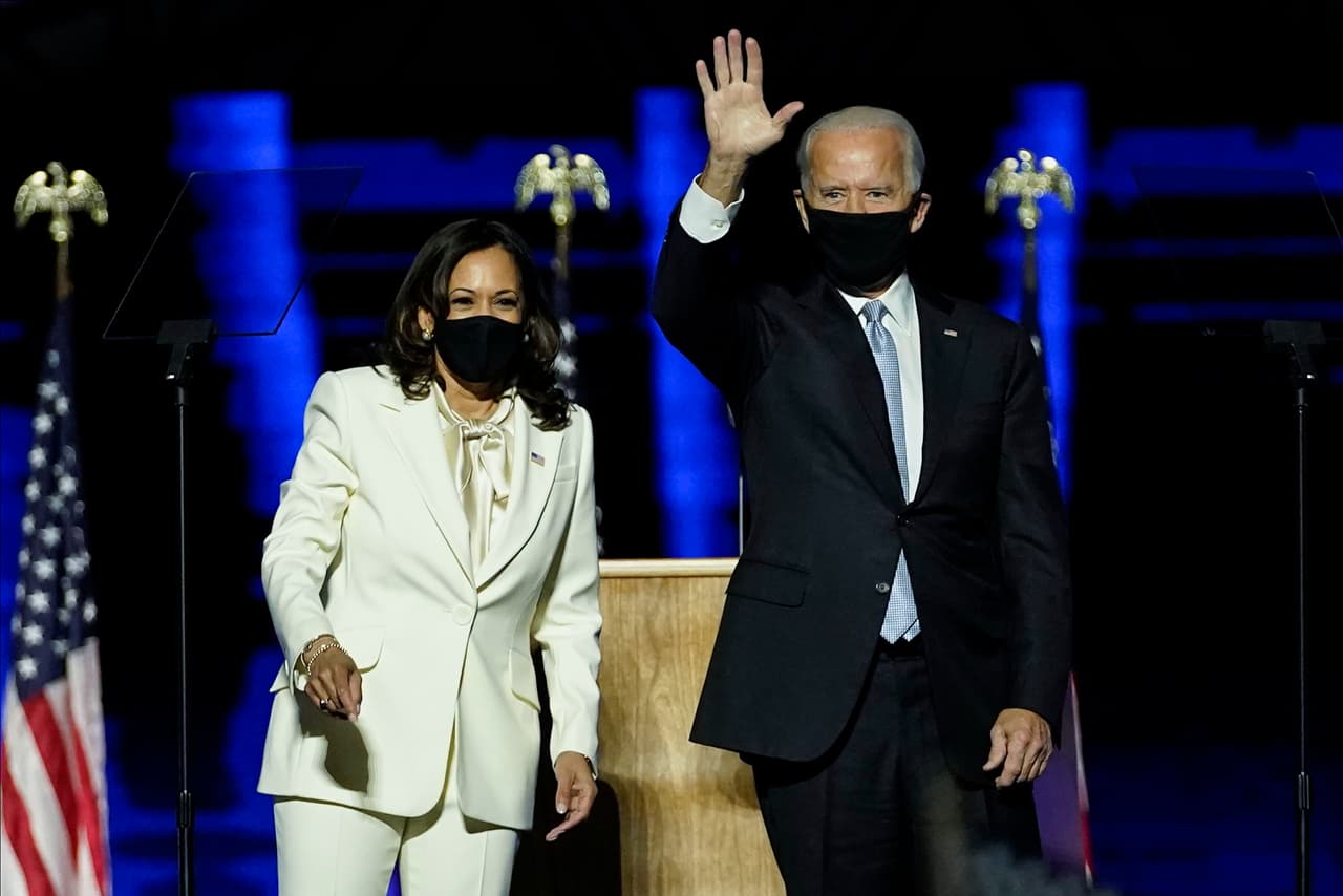 El 7 de noviembre los medios pronosticaron la victoria de Biden y Harris. Esa noche hablaron al país desde Wilmington, Delaware. Trump no reconoció su derrota y se mantuvo argumentando un supuesto fraude.
<br>