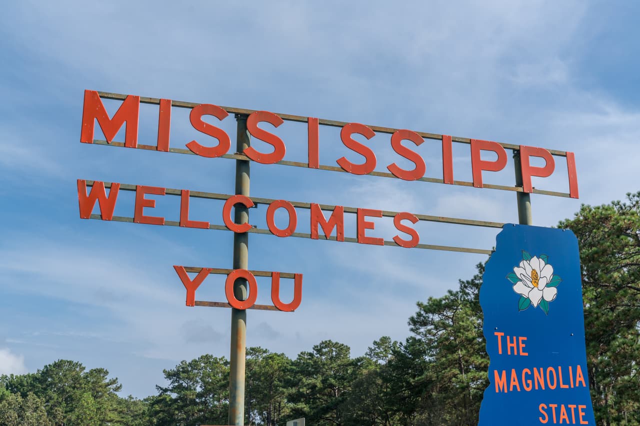<b>Mississippi.</b> Hasta el 10 de julio no había emitido ninguna restricción de viaje. Recomienda a los residentes y visitantes que usen mascarillas cuando estén en público y que se mantengan a seis pies de distancia. Piden evitar los viajes de trabajo no esenciales. En este estado hay 1,159 positivos de covid-19 por cada 100,000 habitantes.