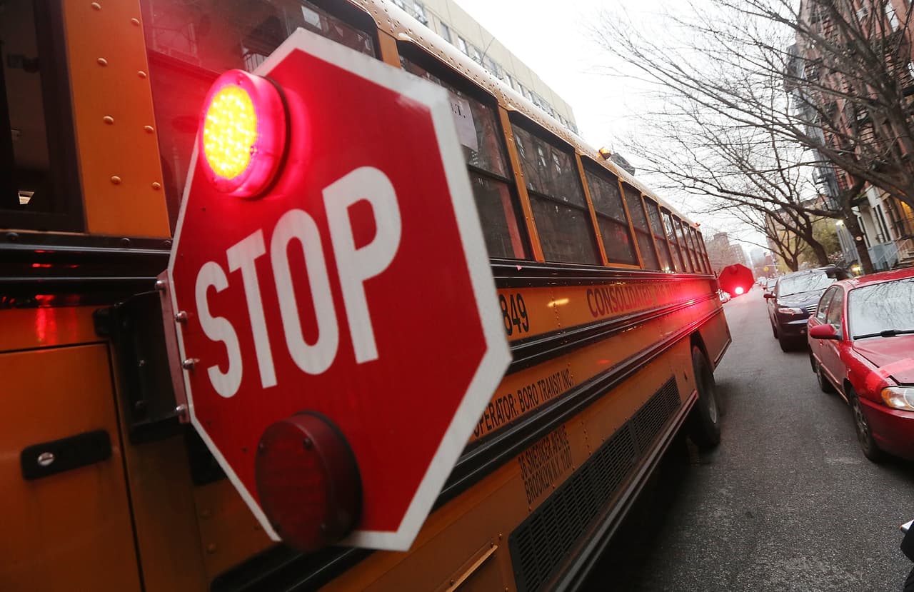 De acuerdo con la ley de Texas, 
<b>si un autobús tiene señales rojas parpadeantes alternas visibles desde la parte delantera o trasera, los conductores deben detenerse</b>.