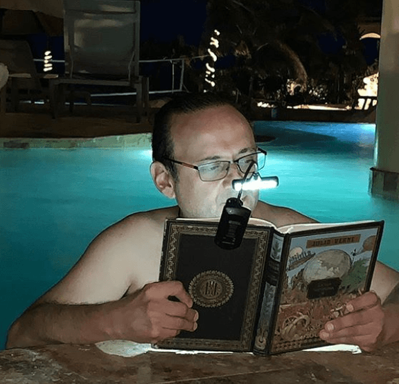 Si hay algo que le apasiona a nuestro conserje estrella es la lectura. Esta fotografía la compartió con sus seguidores en Instagram al terminar 'La isla misteriosa' de Julio Verne.