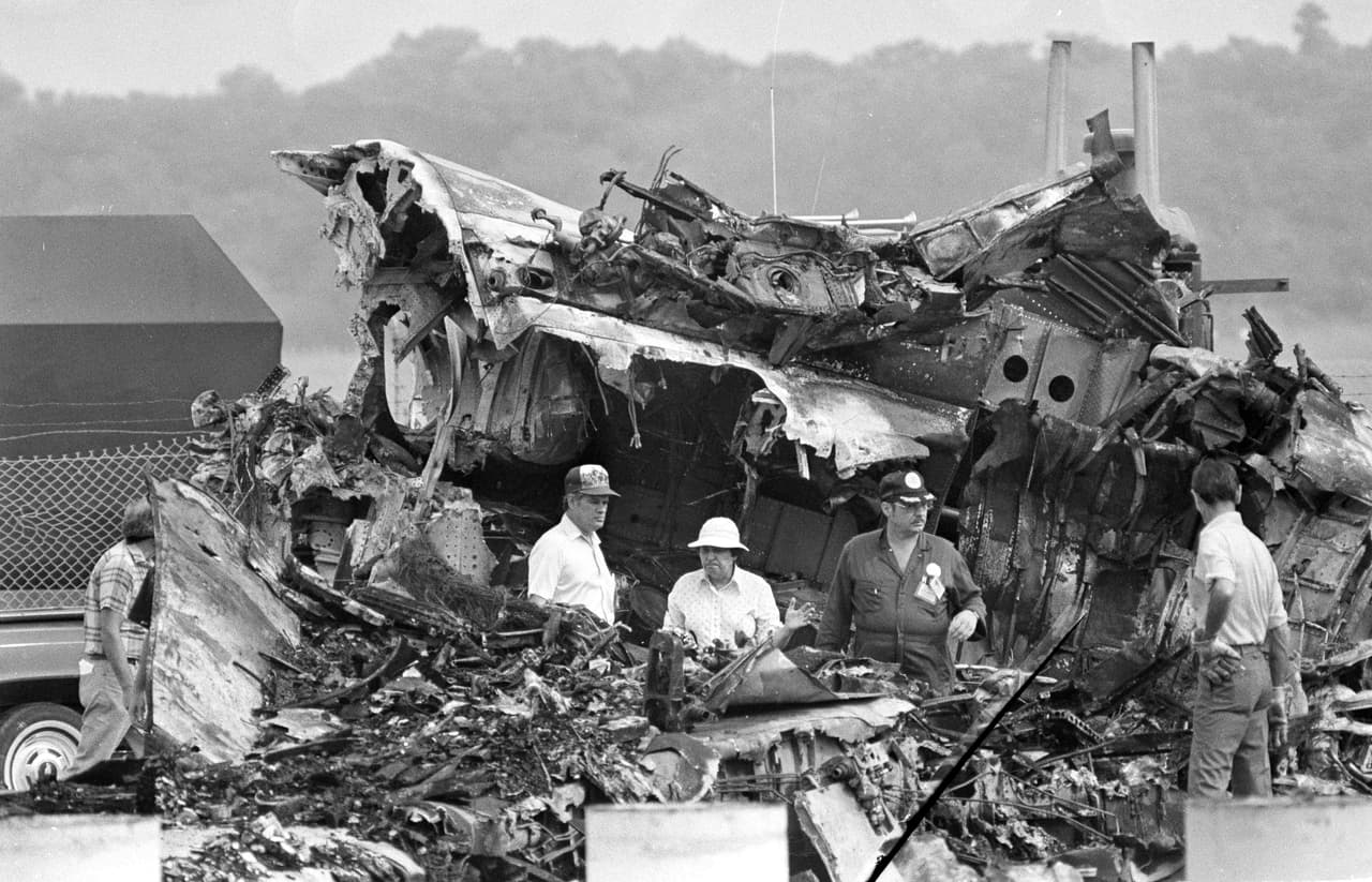 <b>Un avión despegó y se precipitó sobre un vecindario junto aeropuerto de New Orleans, Luisiana, en 1982</b>. Las investigaciones concluyeron que el accidente fue por una corriente súbita descendente producida por una tormenta eléctrica. Ocho personas del vecindario de Kenner, donde cayó el avión, fallecieron, además de las 
<b>145 personas que iban en el avión.</b>