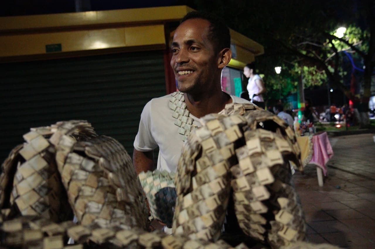 Y aunque no siempre logra ventas, es optimista sobre su futuro en Colombia. “Voy a hacer un pantalón y una camisa de bolivares,” dice. “Y me voy a pasear por las playas donde hay turistas para vender mis bolsos”.