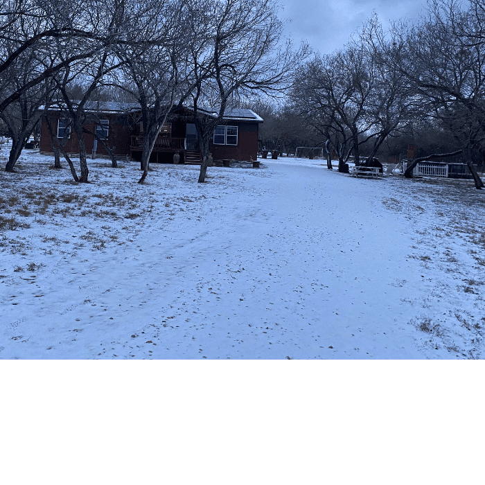 La tormenta invernal trajo una densa capa de nieve que cubrió la ciudad y varias zonas del centro de Texas. 
<br>
<br>Usuarios de Univision enviaron las imágenes de cómo vivieron la primer nevada del 2025.