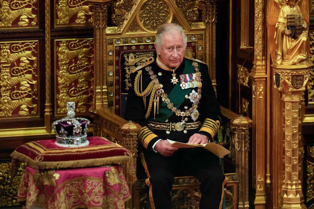 <b>El príncipe Carlos la reemplaza en el "discurso de la reina".</b> En abril tampoco pudo asistir al tradicional servicio del Jueves Santo. Así como en mayo tuvo que ser reemplazada por su heredero, el príncipe Carlos, en el tradicional discurso con que la reina inaugura el periodo de sesiones del Parlamento.