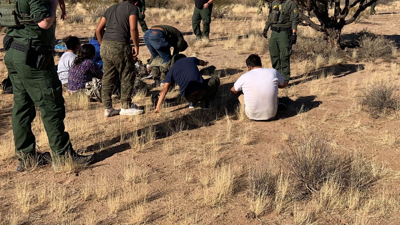 Los agentes rastrearon y detuvieron a 10 inmigrantes. Las autoridades no dieron detalles de las nacionalidades de los detenidos.