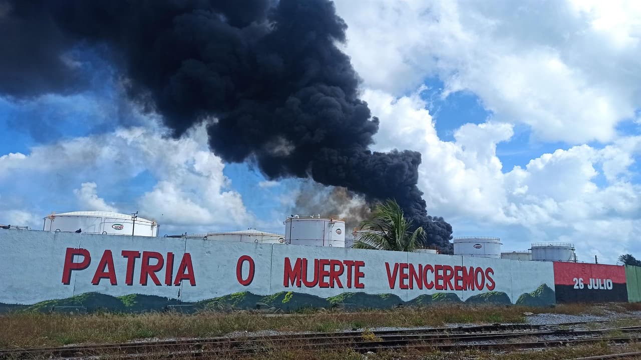 Un tercer 
<b>tanque petrolero colapsó a la media noche del domingo en Matanzas, en el occidente de Cuba</b>, donde los bomberos llevan dos días batallando con un gigantesco incendio, que ha dejado un muerto, más de 120 heridos y 16 desaparecidos, informaron autoridades locales, que aclararon que la zona había sido evacuada.