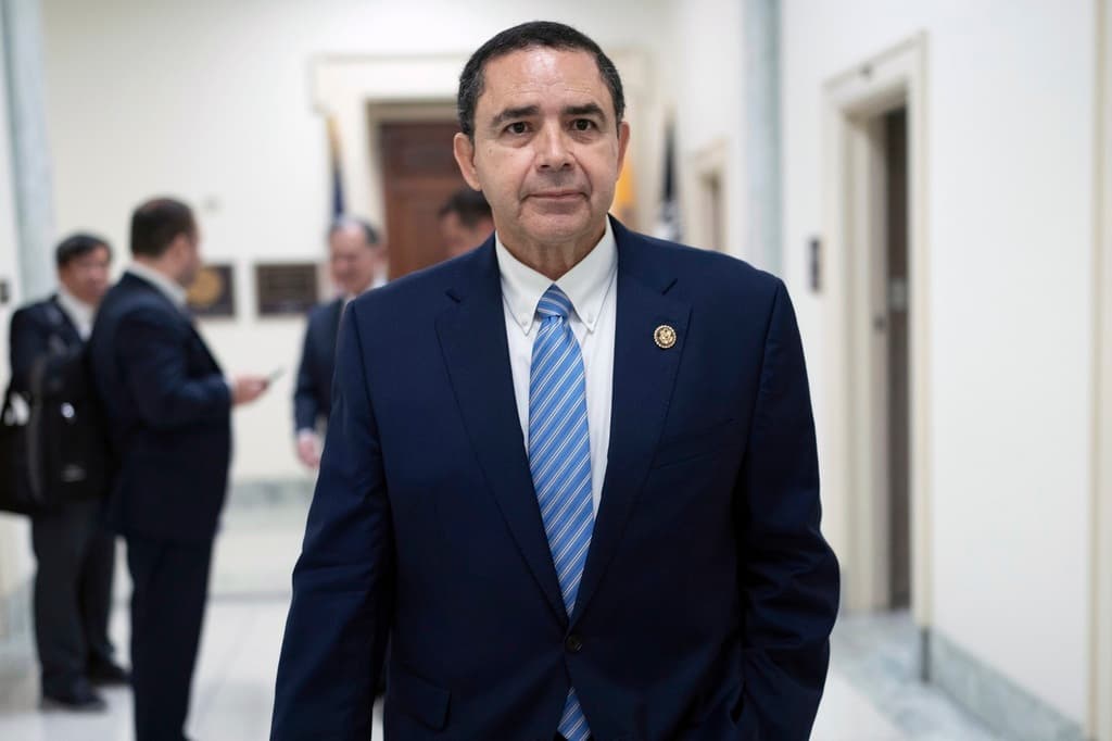 El representante Henry Cuellar en el Capitolio.