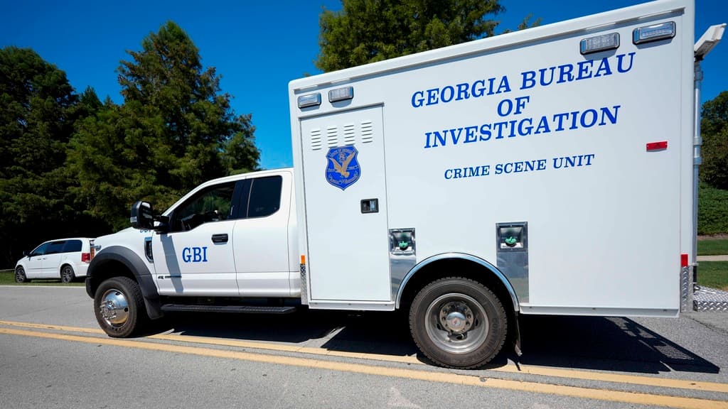 Pasado el mediodía, el Departamento de Investigaciones de Georgia envió el primer comunicado oficial informando que 
<b>cuatro personas murieron y otras 9 resultaron heridas</b> en el tiroteo.
