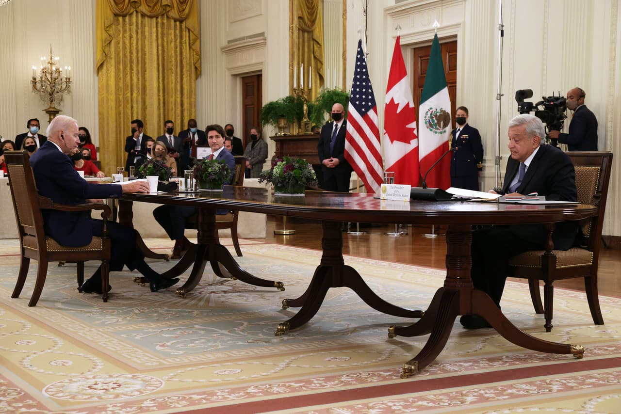 En el encuentro, Joe Biden recordó que como líderes comparten un gran potencial que se debe de aprovechar para unir las fuerzas en beneficio de la población de las tres naciones. 
<br>
<br>
<a href="https://www.univision.com/temas/andres-manuel-lopez-obrador">López Obrador</a> señaló que la ratificación del T-MEC ha sido una acertada decisión para “el bien de nuestros pueblos y naciones” y primer ministro de Canadá agradeció al presidente Biden por organizar la cumbre.
<br>
<br>
<a href="https://www.univision.com/noticias/america-latina/del-nafta-al-t-mec-la-historia-del-pacto-comercial-de-america-del-norte-en-20-fotografias-fotos"><u>Vea aquí la historia de la creación del NAFTA hasta el nuevo T-MEC en fotos</u></a>
<br>
<br>