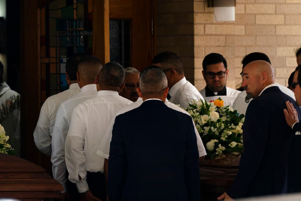 A su esposo 
<a href="https://www.univision.com/local/san-antonio-kwex/joe-garcia-esposo-irma-garcia-muertes-tiroteo-uvalde">Joe García, que murió de un infarto </a>d os días después de la masacre, en la que murieron 19 niños, también lo acompañaron sus familiares. Joe murió algunas horas después de visitar el memorial de su esposa y de dejarle unas flores.