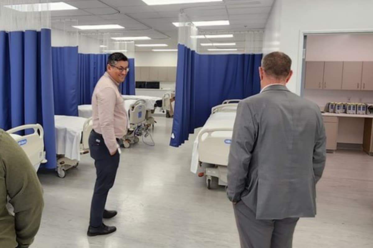 El espacio de atención recuperativa acepta personas sin protección de hospitales locales, que están listas para ser dadas de alta, pero que necesitan cuidados como cuidado de heridas, huesos rotos y tratamientos intravenosos.