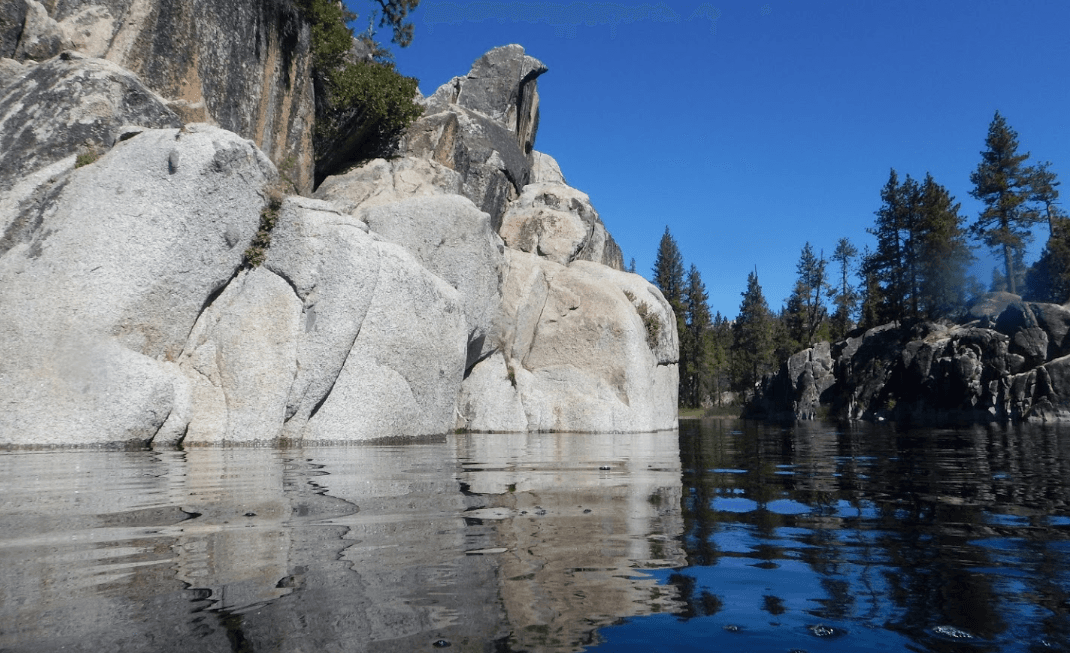 <b><a href="https://goo.gl/maps/bzhWDJoe4CNwqPjY7" target="_blank">Mono Hot Springs</a></b>
<a href="https://goo.gl/maps/bzhWDJoe4CNwqPjY7" target="_blank"> </a>tiene dos piscinas termales que se encuentran sobre los 100ºF, ubicadas a orillas del South Fork del río San Joaquín. 
<b>Para llegar al lugar debes tomar el 41 norte, luego el 168 hacia Kaiser Pass Rd. Son poco más de dos horas de camino saliendo de Fresno</b>. Estas termas se encuentran en la temporada de mayo a noviembre.