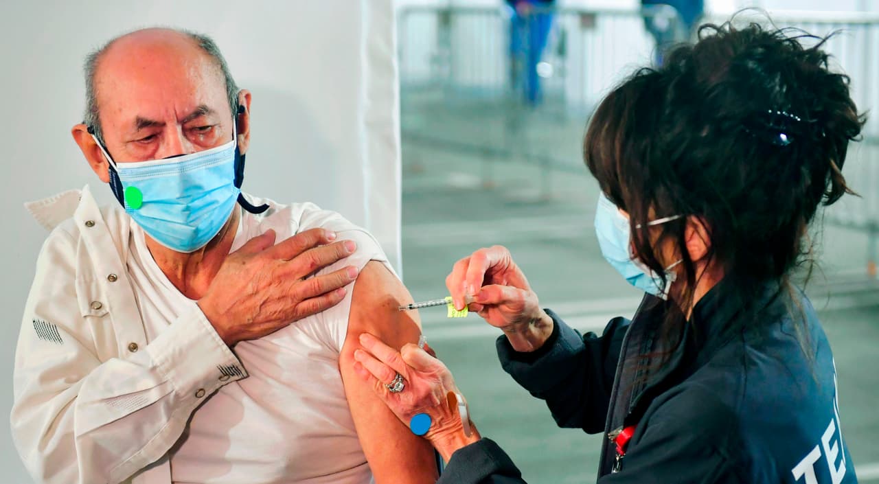 <b>Si ya me contagié de covid-19 no necesito la vacuna.</b>
<br>
<br>Debido a los riesgos graves para la salud asociados con el coronavirus y al hecho de que existe la posibilidad de reinfectarse, es posible que los funcionarios de salud recomienden a las personas que se vacunen incluso si ya tuvieron la enfermedad.
<br>
<br>Por el momento, los expertos no saben cuánto tiempo de protección tienen las personas una vez que se recuperan del covid-19. La inmunidad que una persona desarrolla después de una infección, conocida como inmunidad natural, varía según cada persona.
<br>
<br>Hay alguna evidencia inicial que sugiere que la inmunidad natural podría no durar mucho tiempo. No sabremos cuánto dura la inmunidad generada a través de la vacunación hasta que se recopilen los datos después de su aplicación.