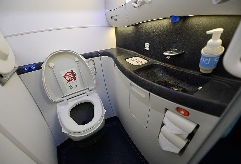 Denuncian que tripulante de un avión intentó grabar a una joven mientras usaba el baño