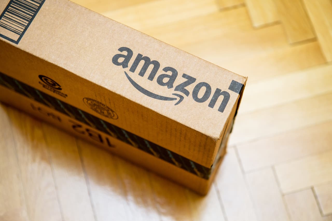 <b>Puesto 4. Amazon.com INC</b>
<br>
<br>Localización: Estados Unidos.
<br>
<br>Área: tecnología.
<br>
<br>Capitalización de mercado: 1,600,000 millones de dólares.
<br>
<br>Jeff Bezos, el fundador y CEO de esta compañía es considerado 
<a href="https://www.univision.com/noticias/dinero/ricos-multimillonarios-revista-forbes-pandemia-2021-fotos"><u>el hombre más rico del mundo</u></a> en 2021, seguido muy de cerca por Elon Musk.